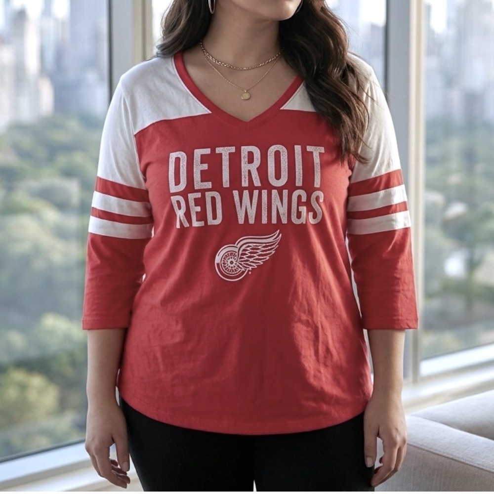 NHL Detroit Red Wings Womens Red White V-Neck 3/4 Sleeve Graphic Top Large